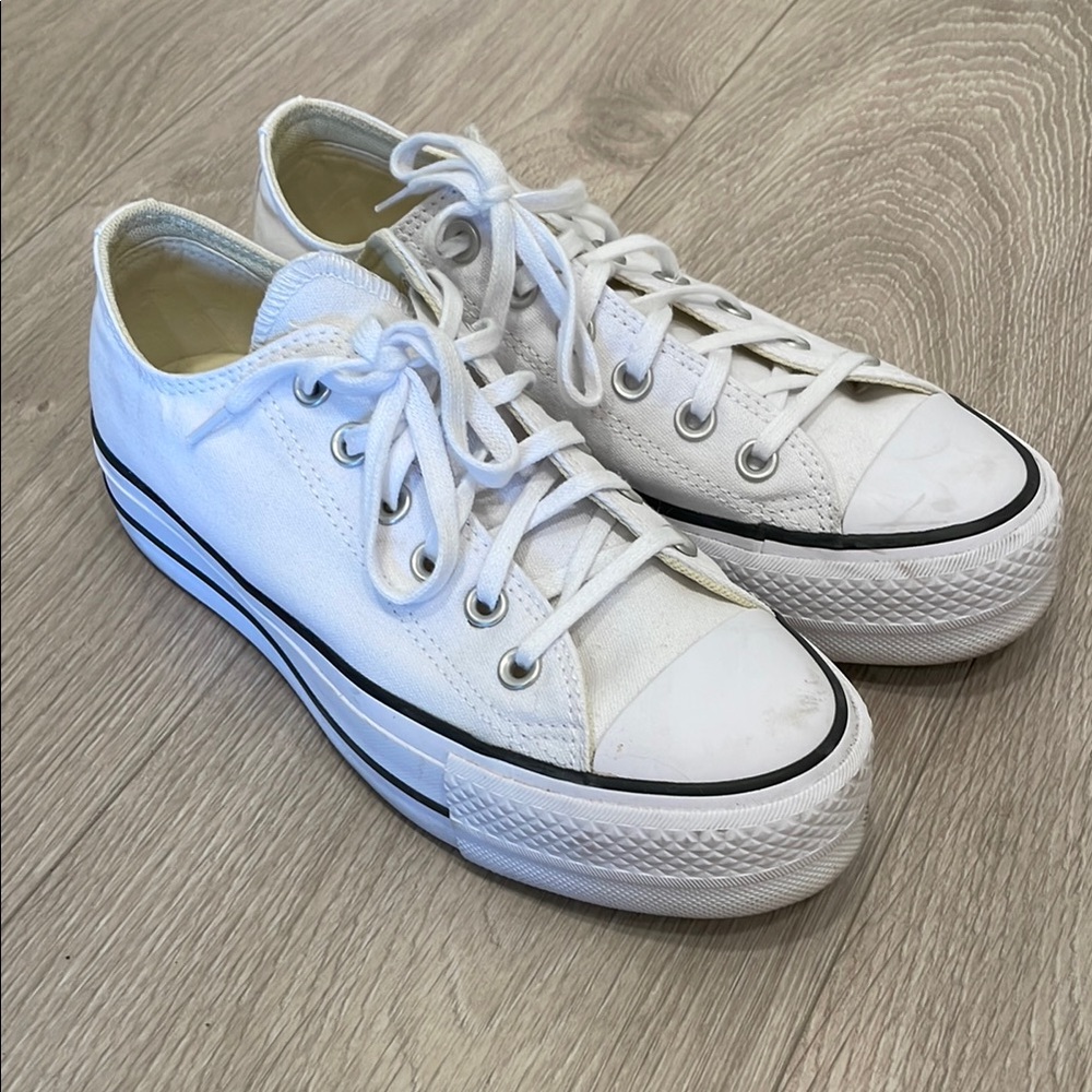 Converse White Canvas Sneakers CHUCK TAYLOR ALL STAR LIFT LOW TOP
